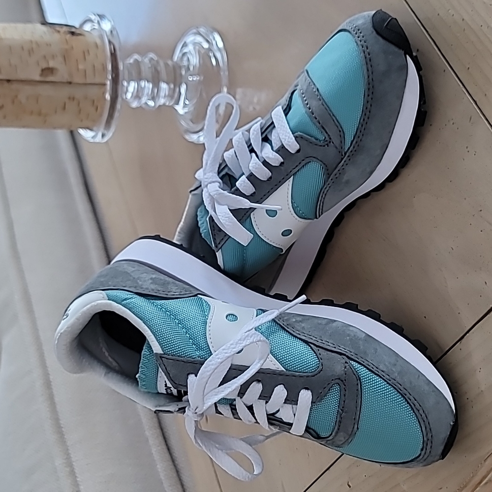SAUCONY